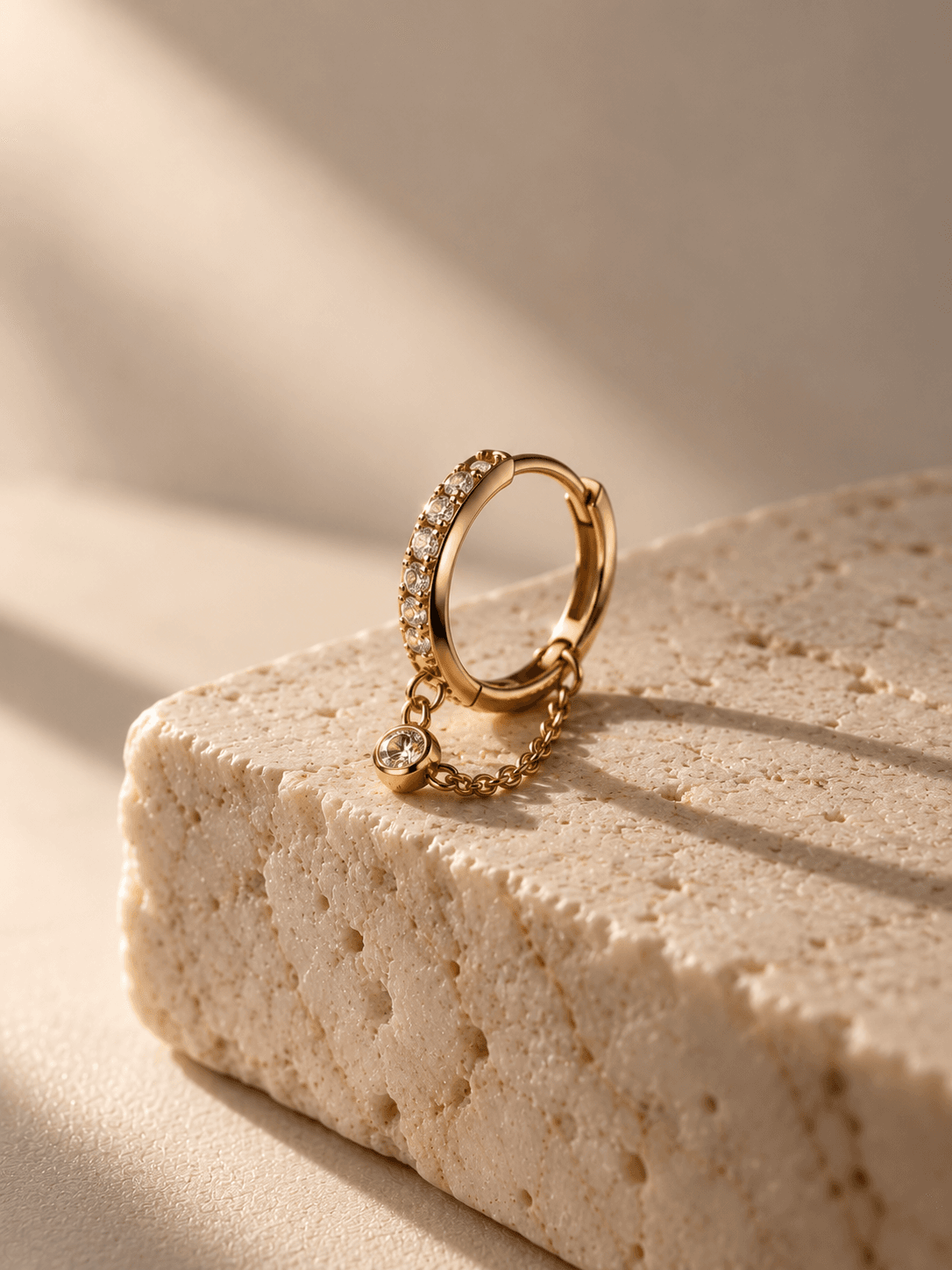 Peça de destaque em ouro com design escultural, vista em close.