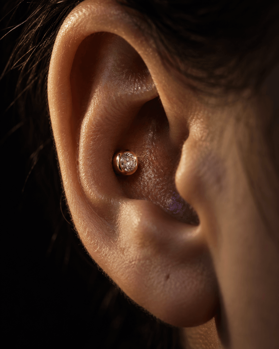 Stud com pedra branca em um conch, luz dramática.