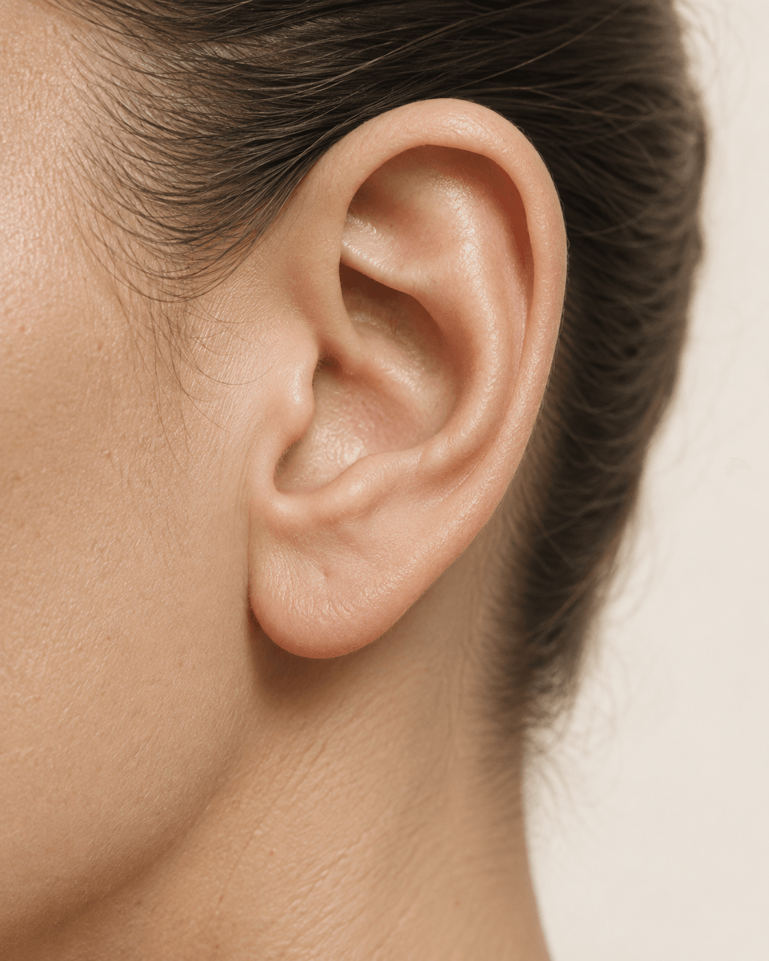 Perfil de uma orelha sem joias, com dez pontos interativos indicando helix, forward helix, mid helix, flat, rook, daith, tragus, conch, stacked lobe e lóbulo.